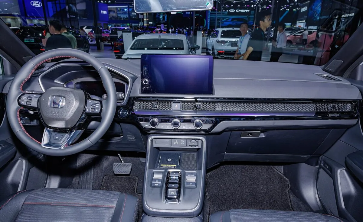 Салон гибридной Honda CR-V шестого поколения