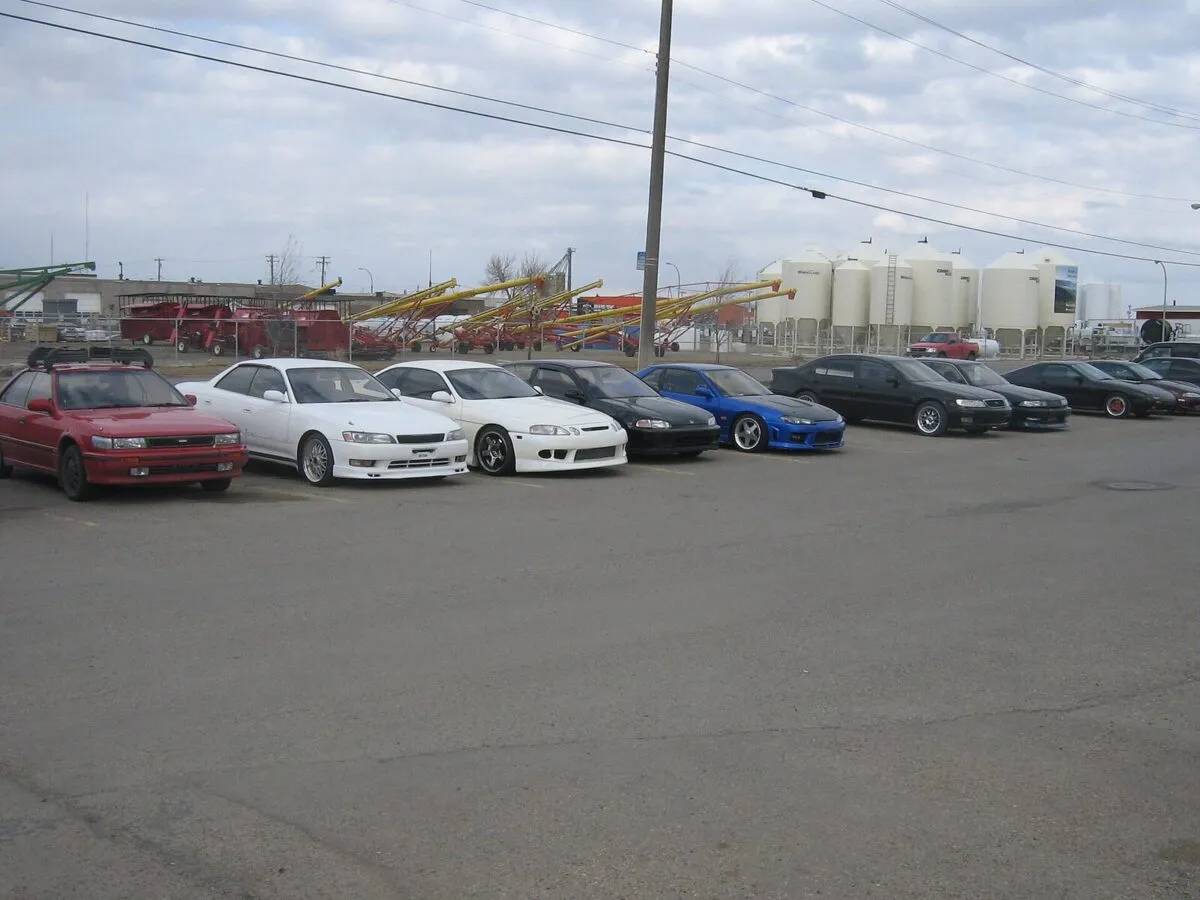 Ряд вживаних автомобілів на майданчику продавця