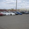 Ряд вживаних автомобілів на майданчику продавця