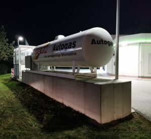 Резервуар автогазу на заправці