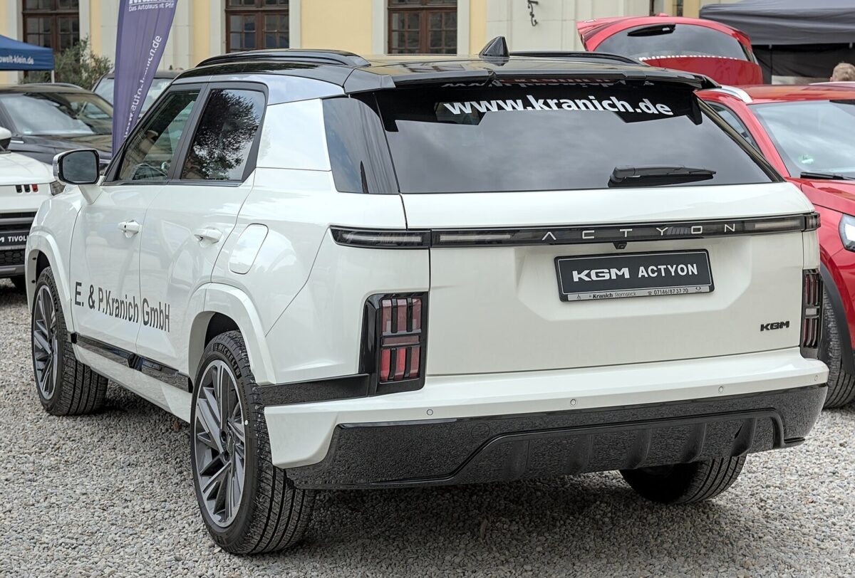 KGM Actyon ззаду: похилий дах і вертикальні ліхтарі