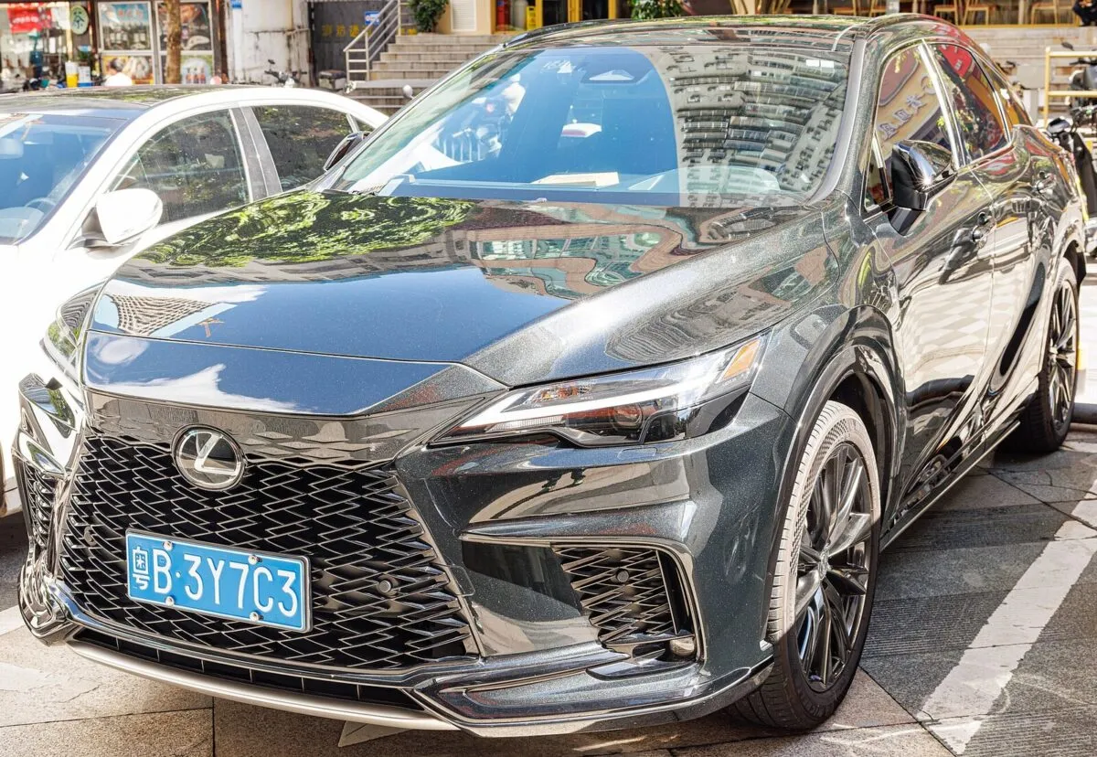 Lexus RX 500h: фирменная решетка F Sport