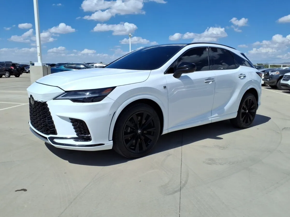 Lexus RX 500h F Sport Performance с черными дисками