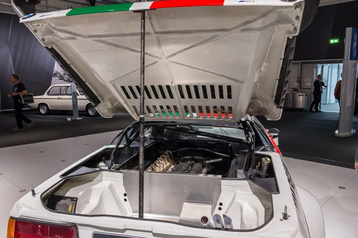 Рядная «шестерка» M88 объемом 3,5 л в BMW M1