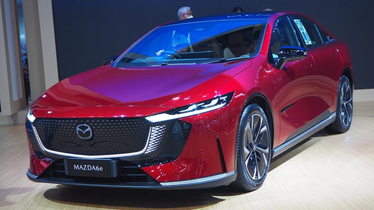 Електричний седан Mazda 6e