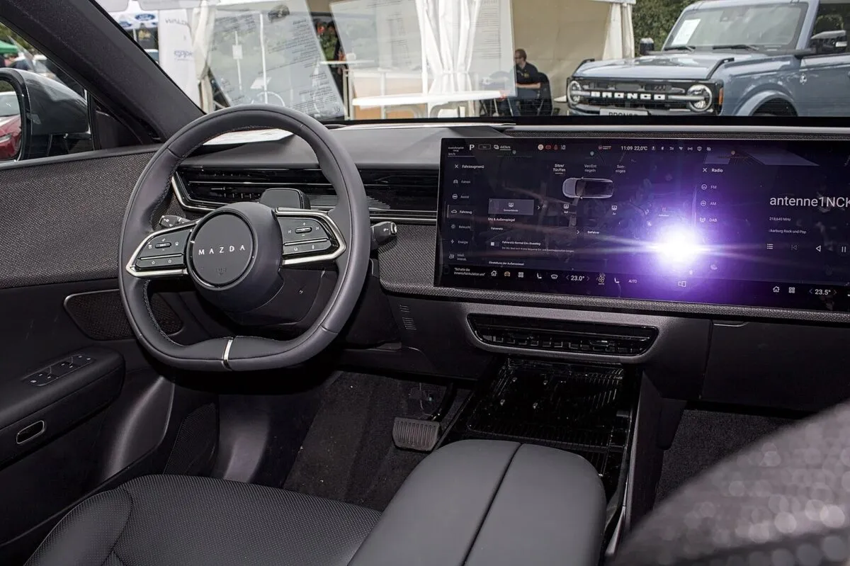 Салон Mazda CX-6e с экраном 26,45 дюйма