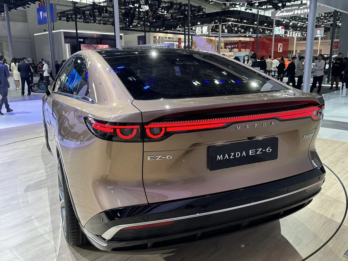 Mazda EZ-6 сзади: световая полоса и светящийся логотип