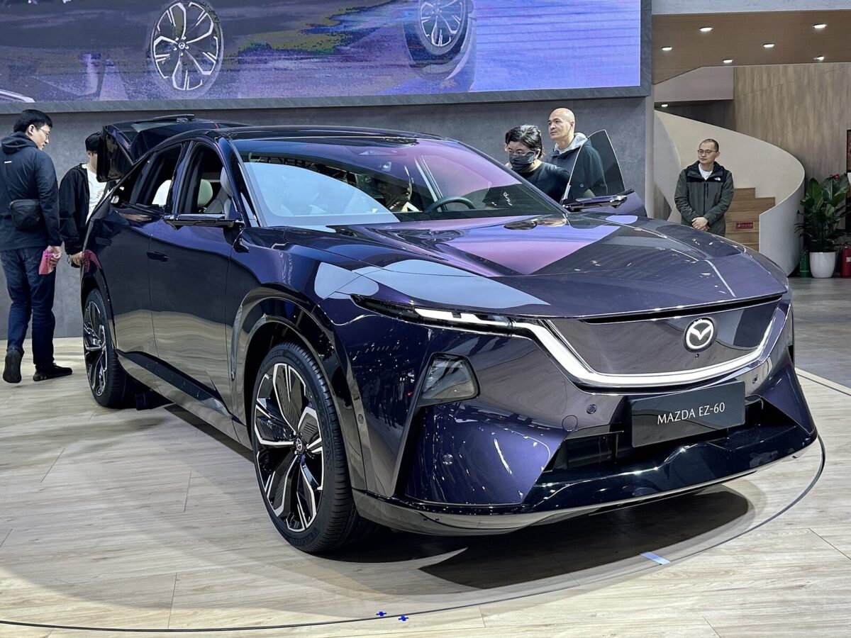 Mazda EZ-60 на автосалоні в Шанхаї