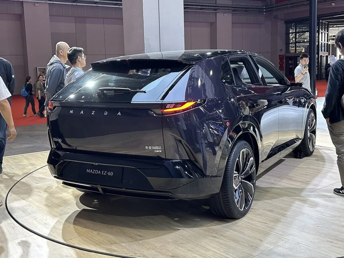 Mazda EZ-60 сзади: сплошная световая полоса и логотип MAZDA