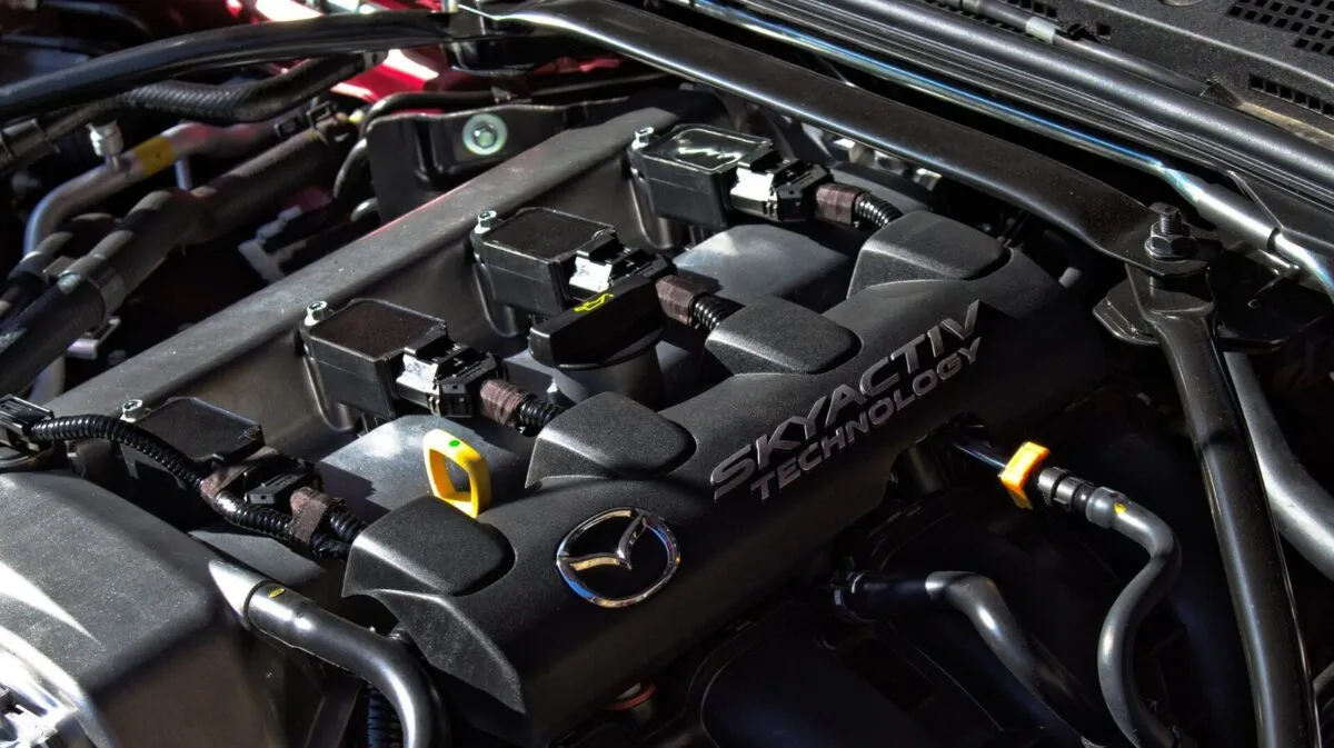 Моторный отсек Mazda MX-5 2.0 Skyactiv-G с системой i-ELOOP