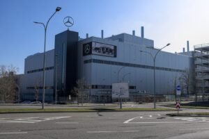 «Закриємо один складальний і один моторний завод»: Mercedes погрожує скороченнями в Німеччині