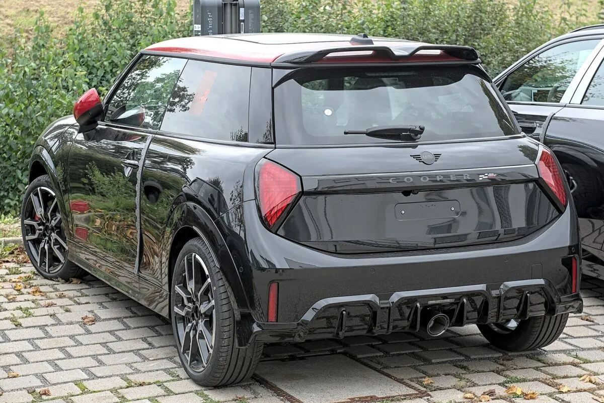 Mini John Cooper Works 2025: спойлер и черный диффузор сзади