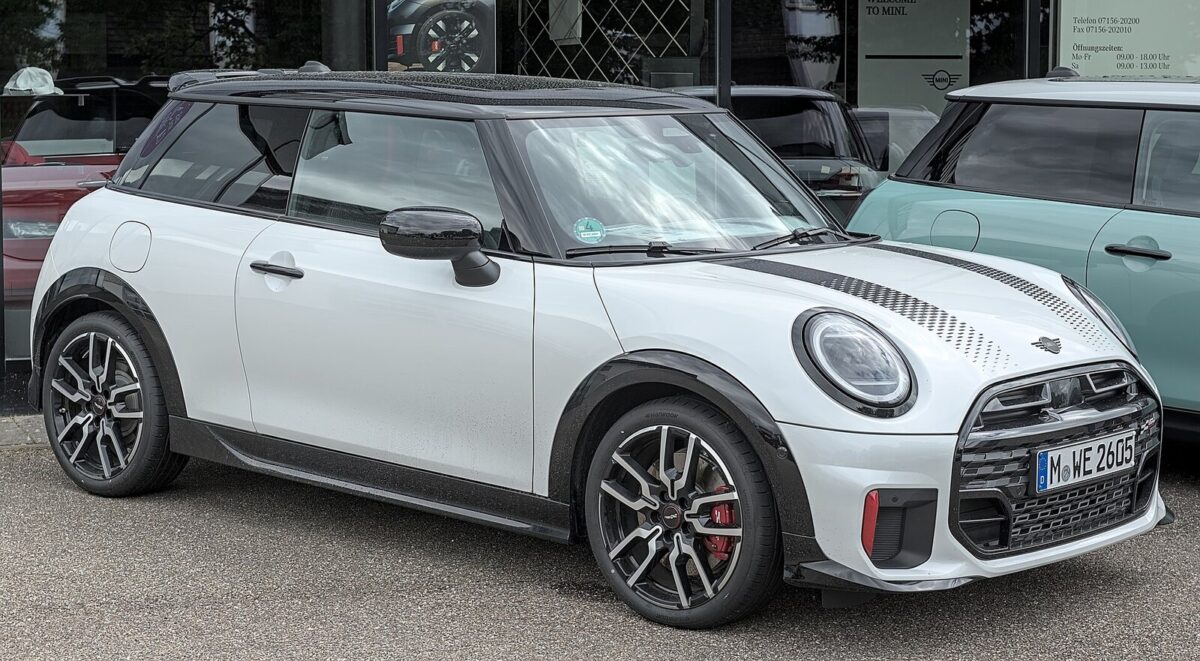 Mini John Cooper Works 2025 (F66) спереду