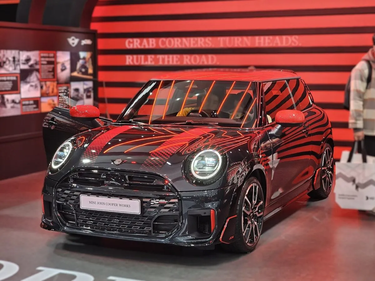 Mini John Cooper Works в цвете Midnight Black: восьмиугольная решетка с логотипом JCW