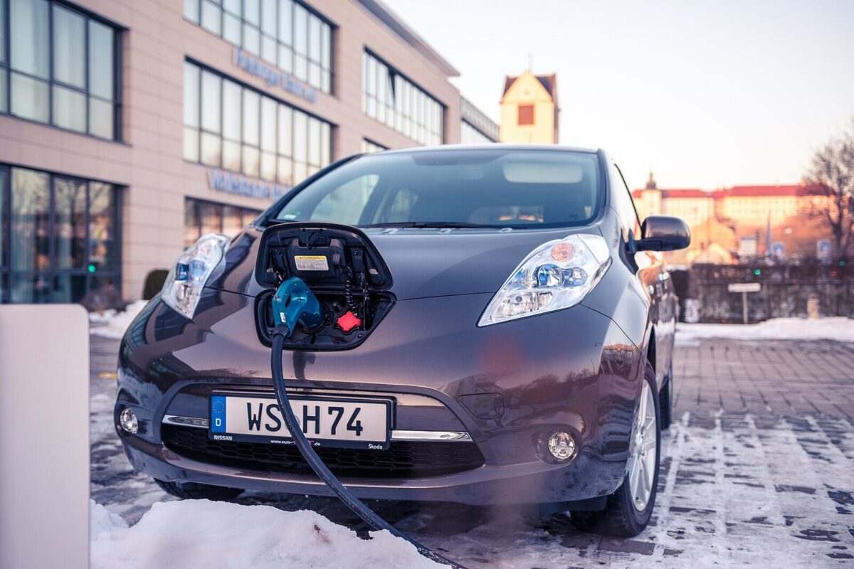Nissan Leaf на зарядці
