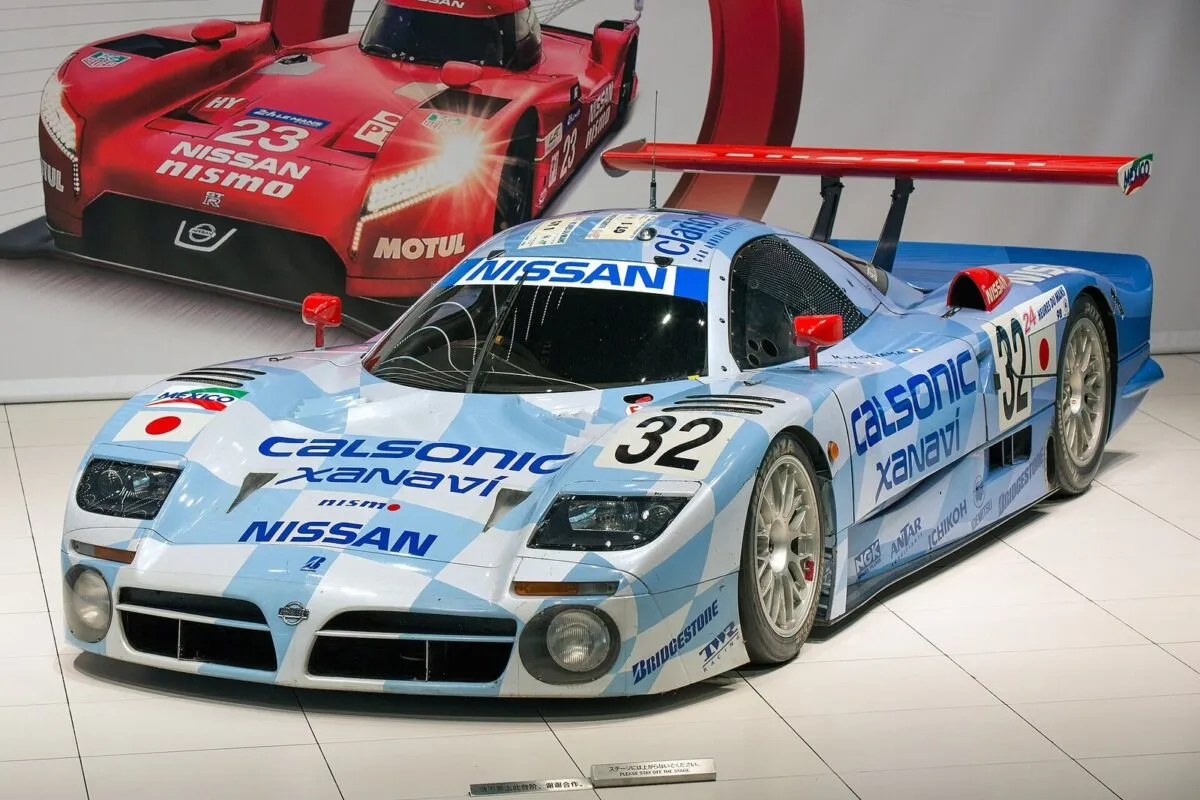 Гоночний Nissan R390 GT1 1998 року, № 32