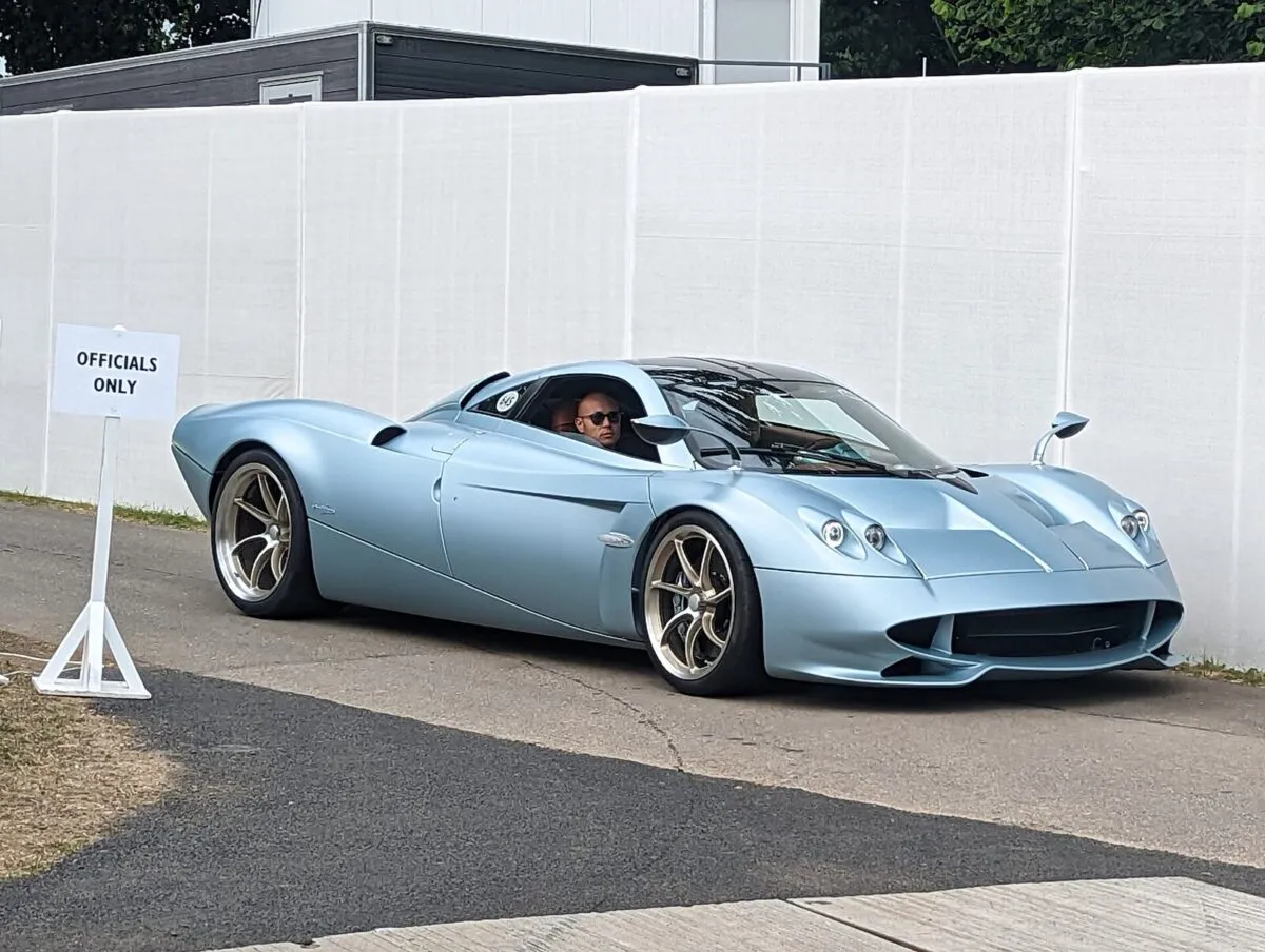 Pagani Huayra Codalunga сбоку: удлинённая задняя часть