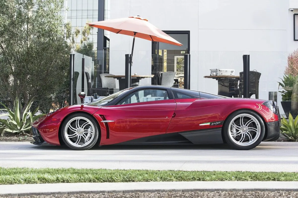Обычная Pagani Huayra Coupé для сравнения