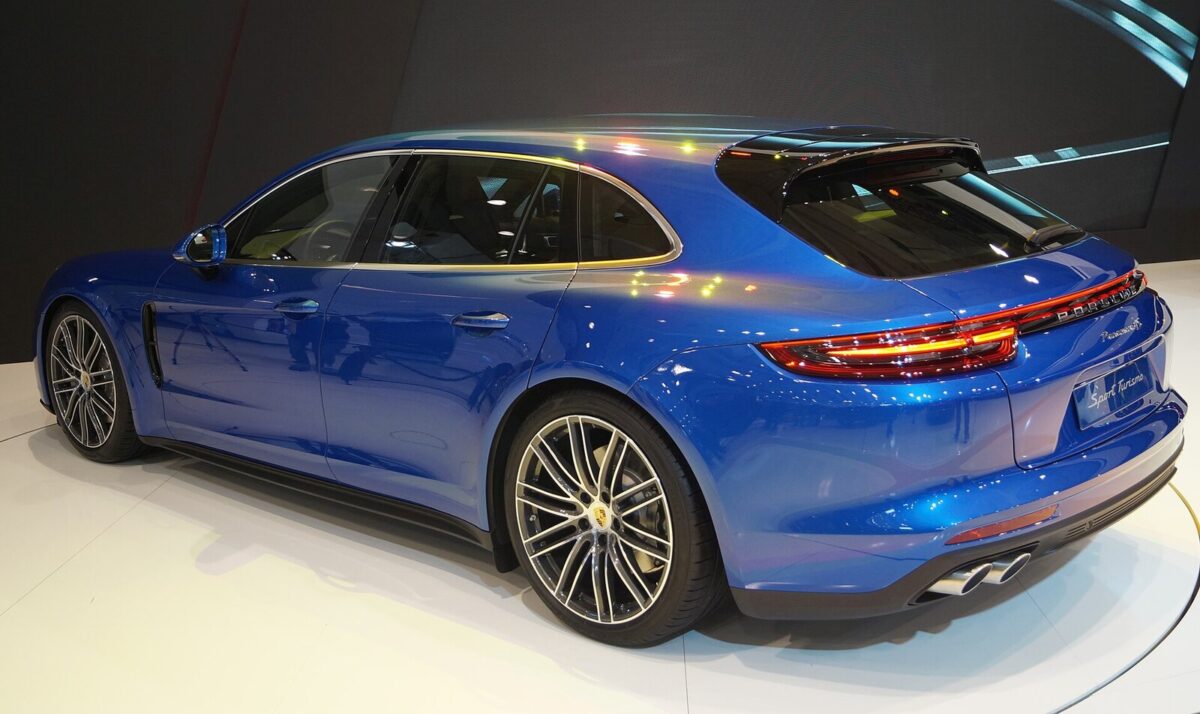 Panamera Sport Turismo ззаду: адаптивний спойлер на даху