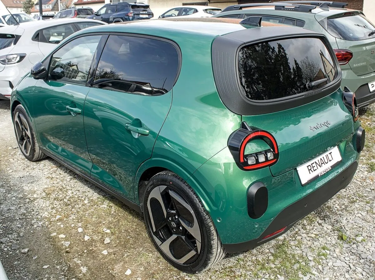 Renault Twingo E-Tech ззаду: ліхтарі-півмісяці