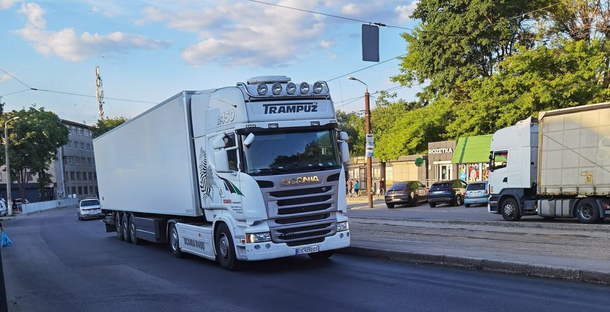 Вантажівка Scania R450 на вулиці Дніпра