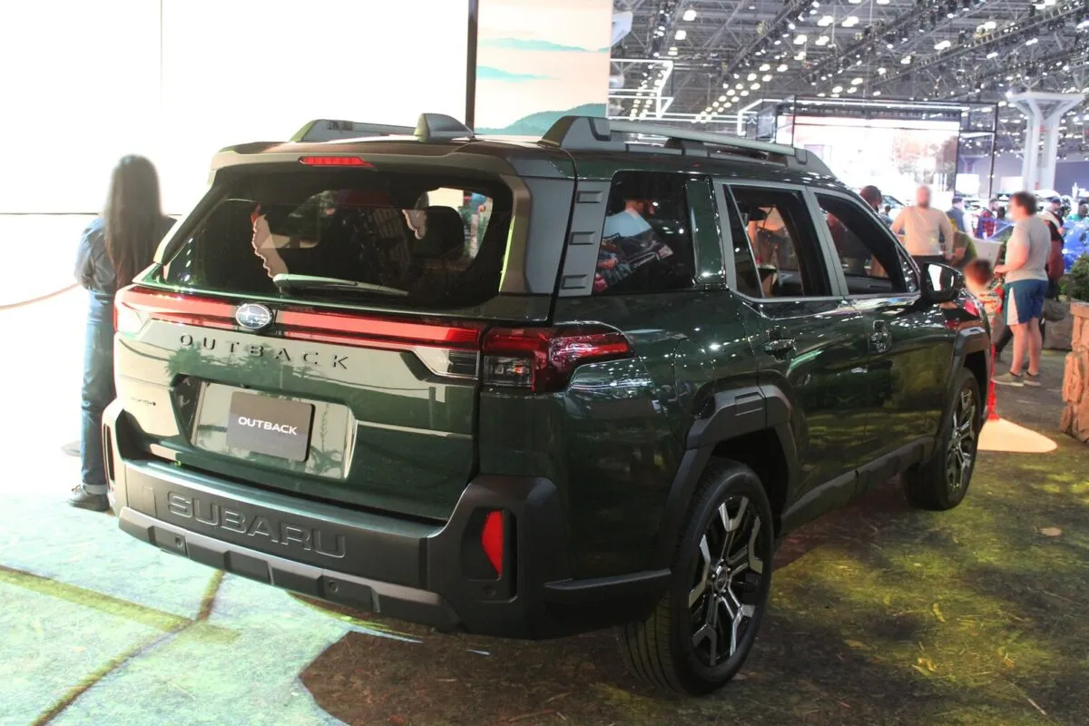 Subaru Outback 2026 сзади