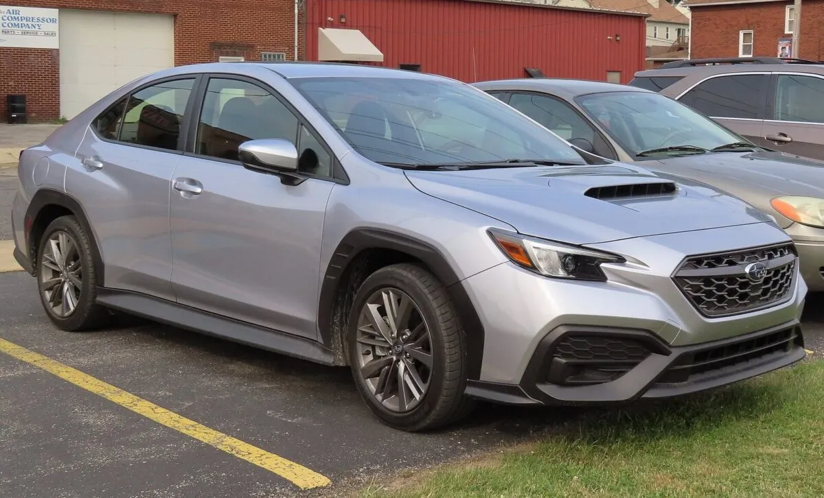 Subaru WRX нынешнего поколения с черными накладками на арках