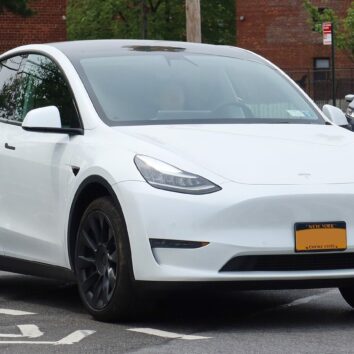 Tesla Model Y з американськими номерами