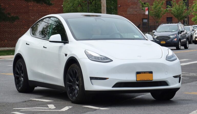 Кожна шоста «американка» — Tesla: що українці везуть зі США, Мексики й Канади
