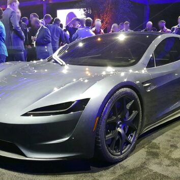 Прототип Tesla Roadster другого покоління на презентації