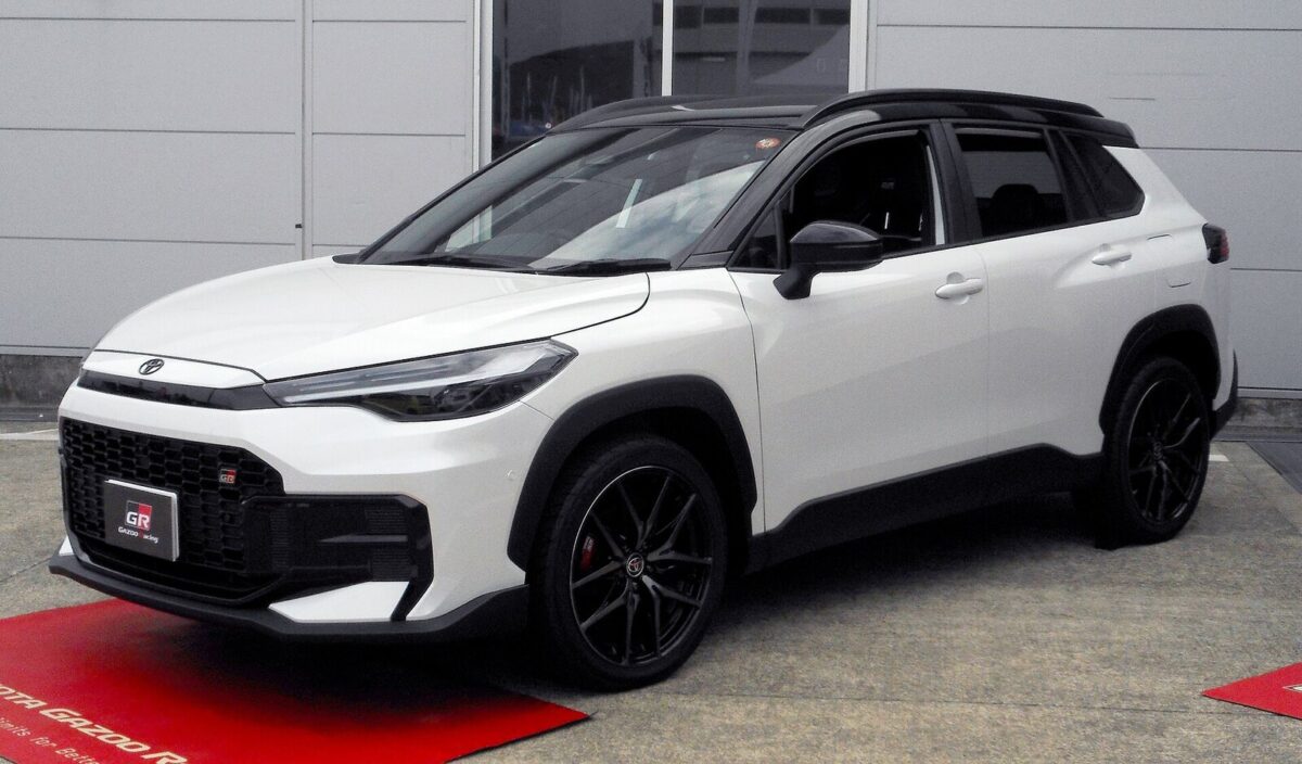 Оновлена Toyota Corolla Cross GR Sport