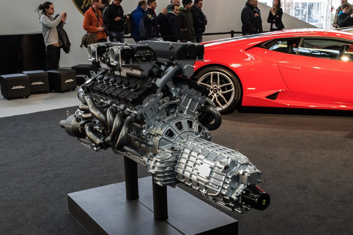 Двигун V12 Lamborghini на стенді