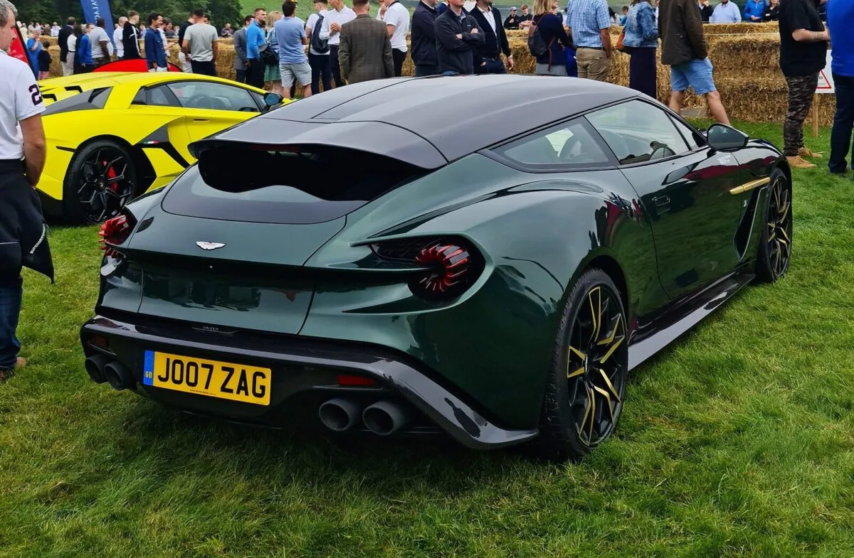 Vanquish Zagato Shooting Brake сзади: «двойной горб» на крыше