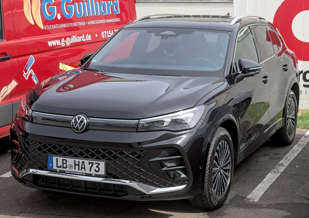 Volkswagen Tiguan III сзади со световой полосой