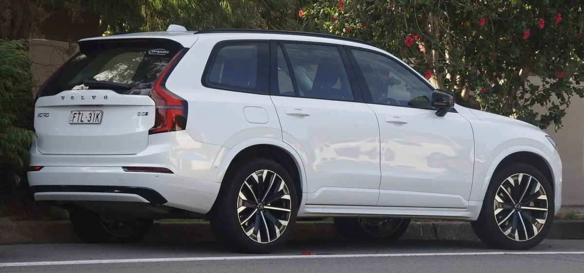 Volvo XC90 B5 2025 в заводском исполнении, вид сзади