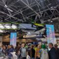 Відвідувачі на Паризькому автосалоні 2024