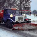 Снігоочисник ЗІЛ з плугом і розкидачем солі на засніженій вулиці Дніпра, січень 2026