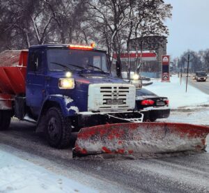 Снігоочисник ЗІЛ з плугом і розкидачем солі на засніженій вулиці Дніпра, січень 2026