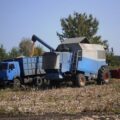 Комбайн Дніпро-350 вивантажує кукурудзу в КамАЗ