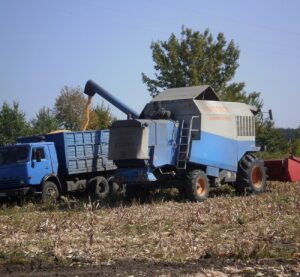 Комбайн Дніпро-350 вивантажує кукурудзу в КамАЗ