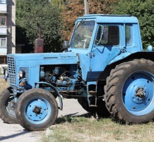 Трактор МТЗ-80 біля дороги у Вінниці