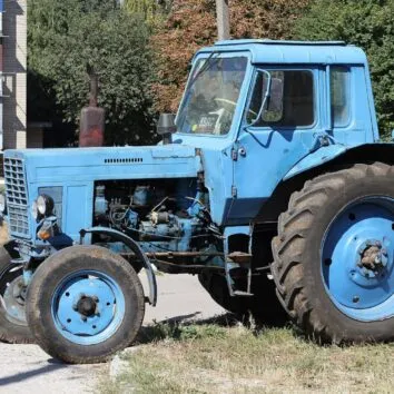 Трактор МТЗ-80 біля дороги у Вінниці