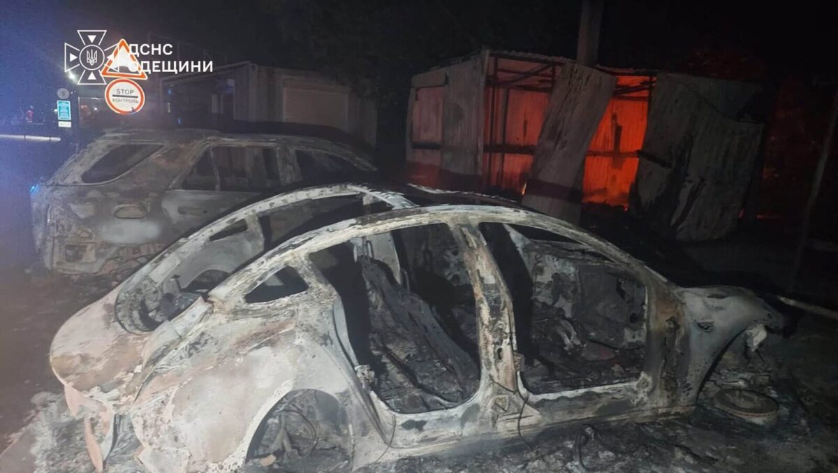 Згорілі легкові авто й вантажівка на пункті пропуску Старокозаче після удару дронів 9 вересня 2026 року