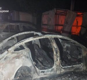 Згорілі легкові авто й вантажівка на пункті пропуску Старокозаче після удару дронів 9 вересня 2026 року