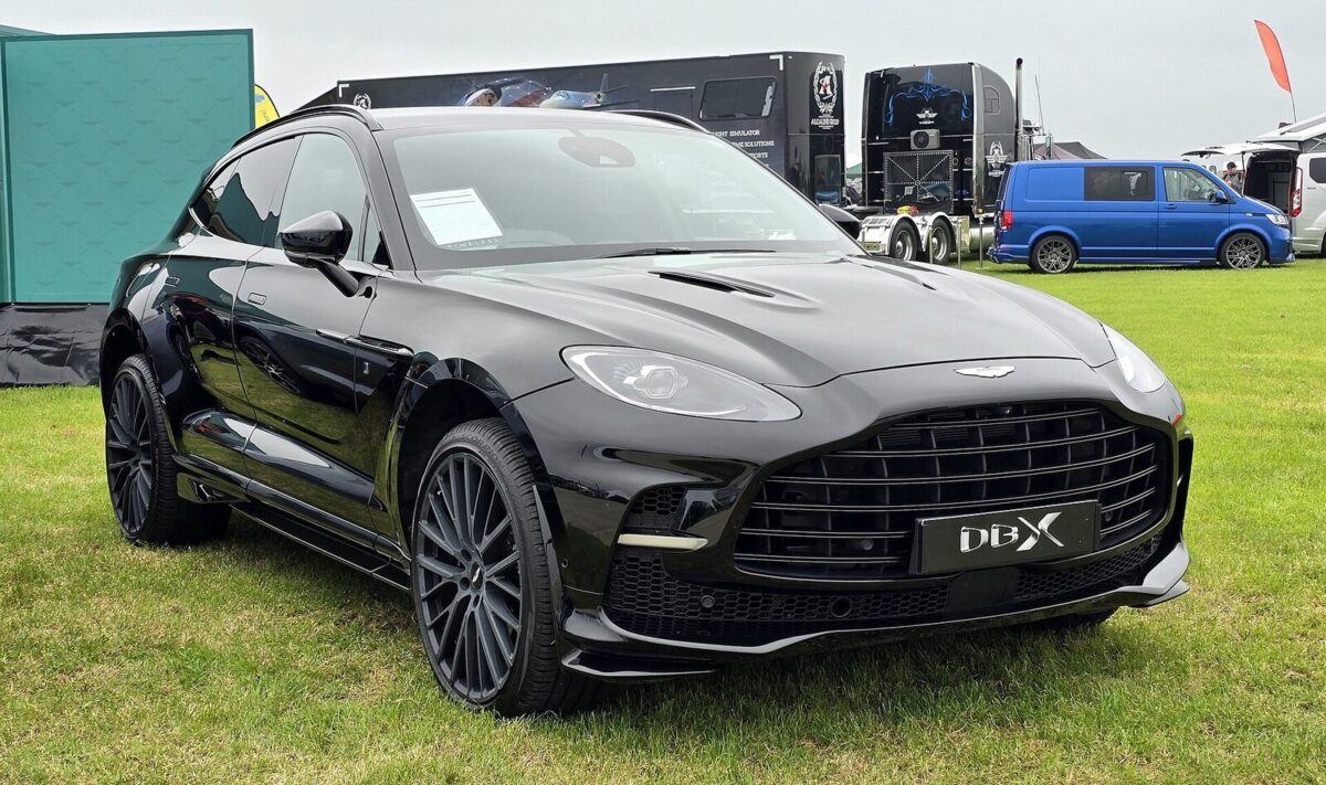 Кросовер Aston Martin DBX 707