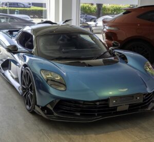 Aston Martin Valhalla купе в автосалоні