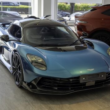 Aston Martin Valhalla купе в автосалоні