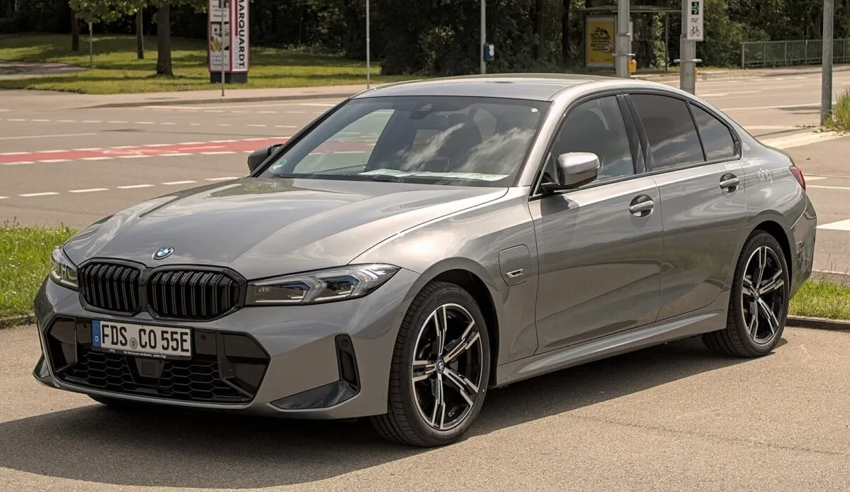 BMW 3 Series предыдущего поколения G20 после обновления 2022 года