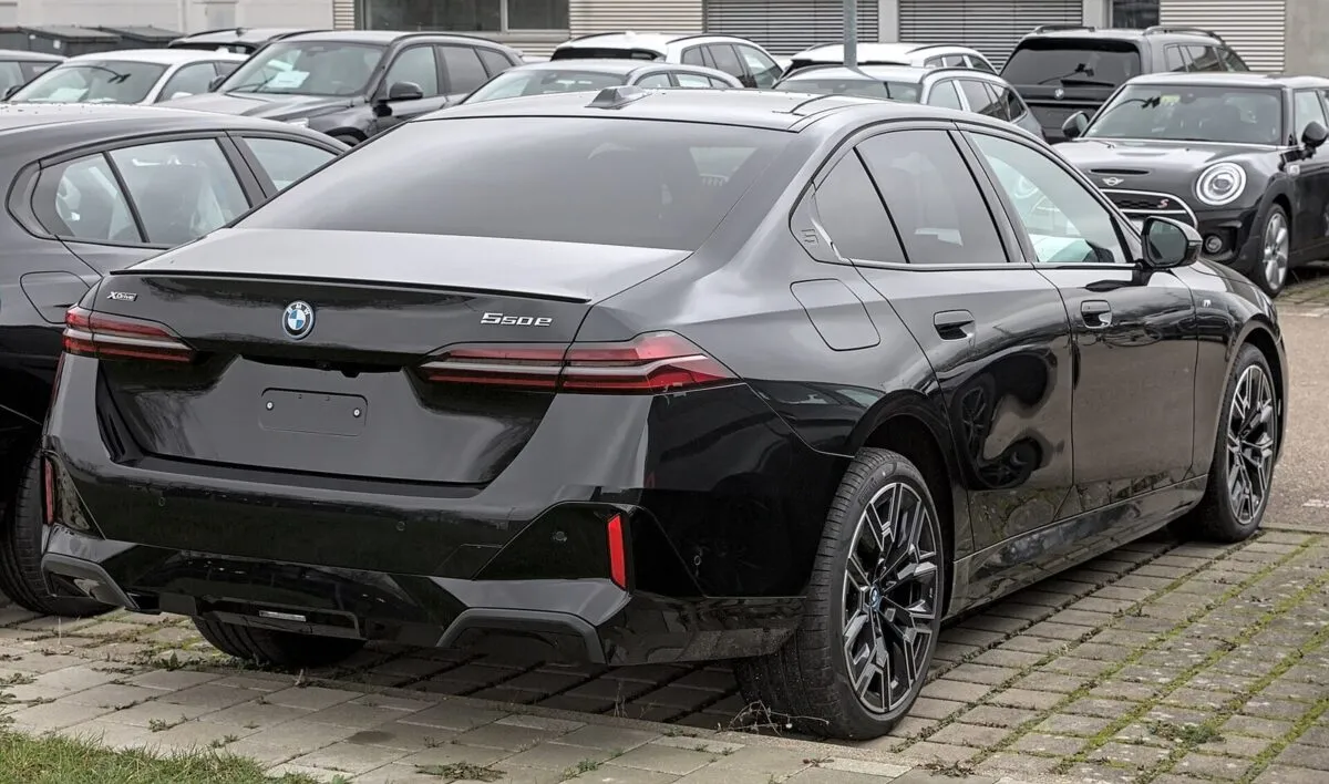 BMW 550e сзади