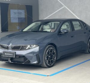 Новий BMW i3 з подовженою базою для Китаю в салоні дилера